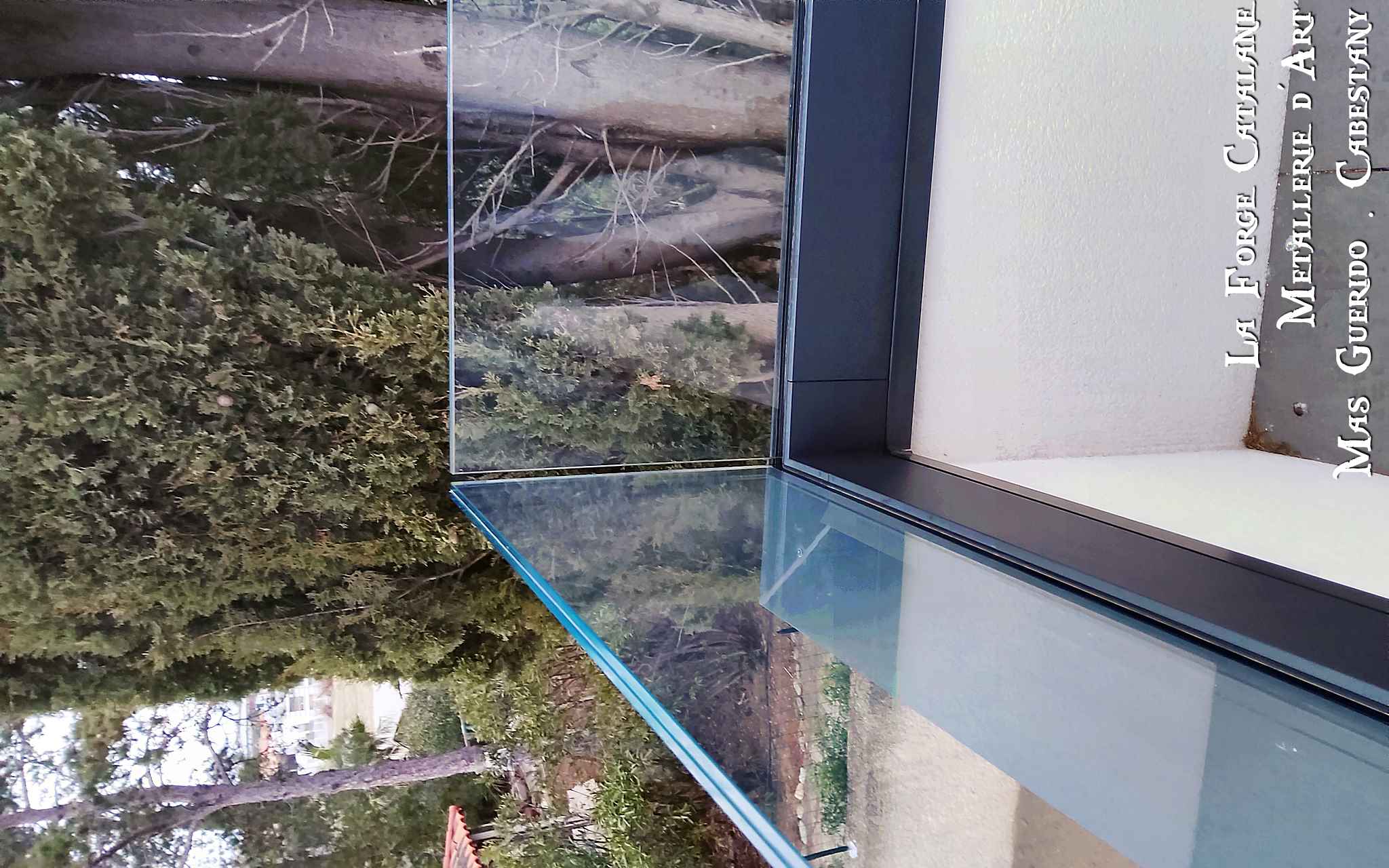 garde corps en verre sans montants forge catalane.jpg